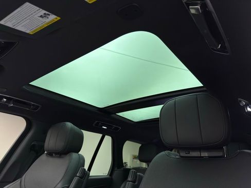Certified 2024 Land Rover Range Rover SE image 7