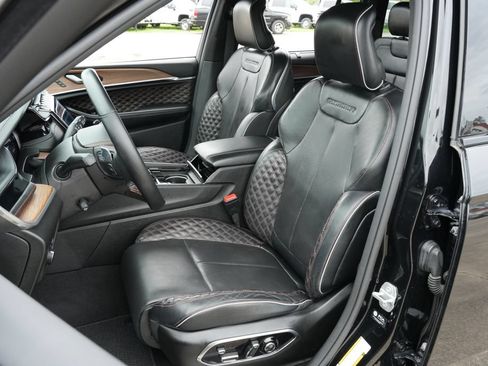 Used 2022 Jeep Grand Cherokee Summit w/ Adv Protech Group IV AWD/4WD image 16