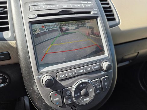 Used 2013 Kia Soul ! w/ Premium Pkg image 19