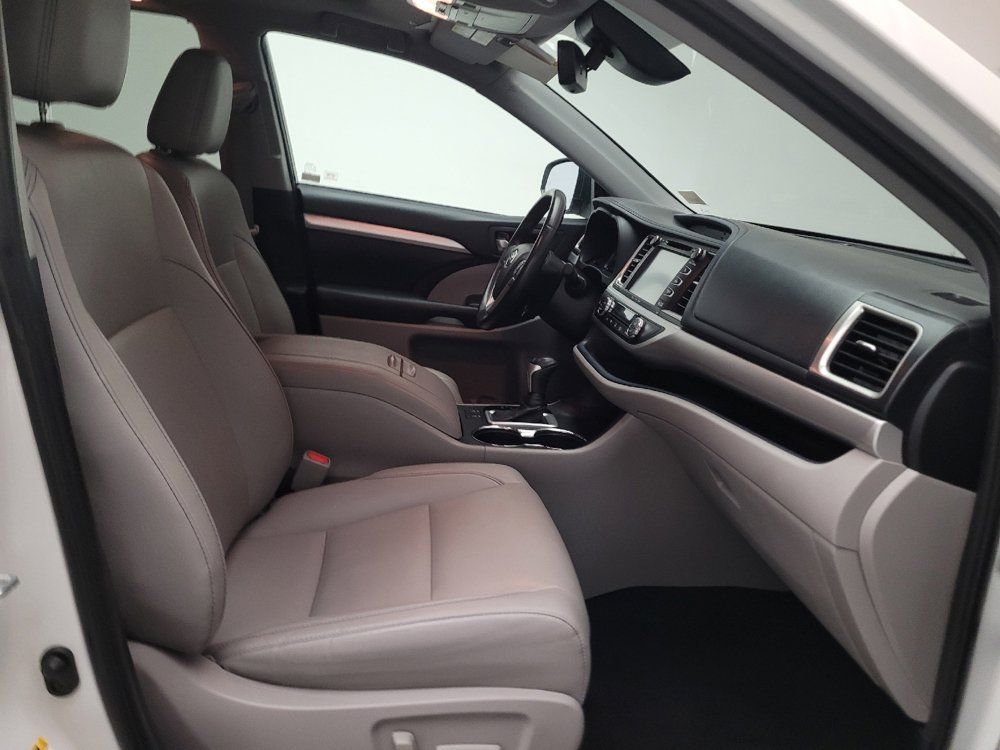Used 2019 Toyota Highlander XLE FWD image 21