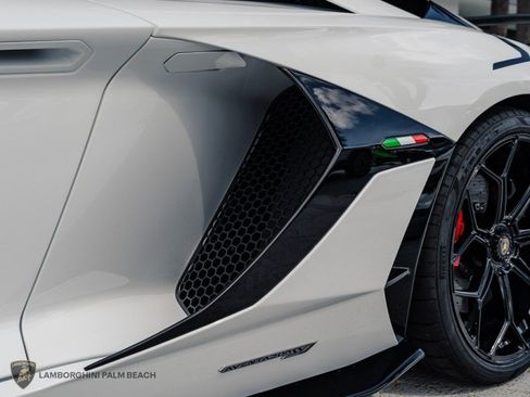 Used 2021 Lamborghini Aventador SVJ AWD/4WD image 14