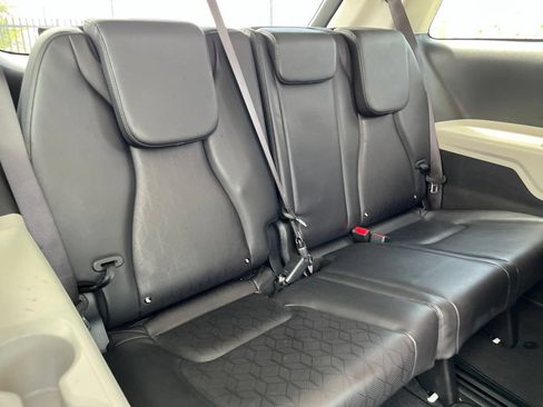 Used 2024 Kia Carnival LX FWD image 27