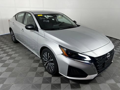 Used 2025 Nissan Altima 2.5 SV FWD image 3