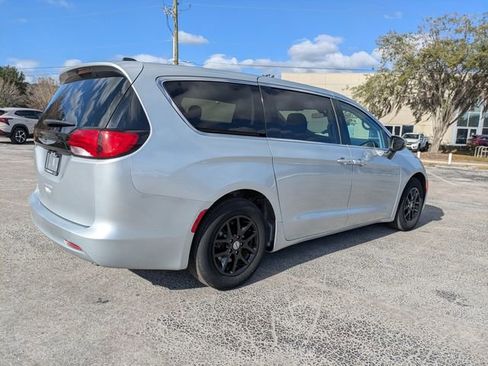 Used 2022 Chrysler Voyager LX image 10