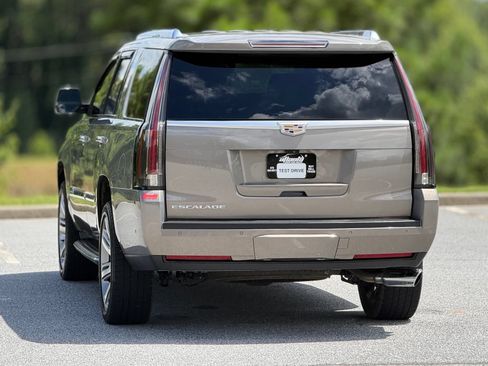 Used 2017 Cadillac Escalade Luxury RWD image 5