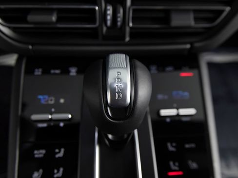Certified 2026 Porsche Macan AWD/4WD image 30