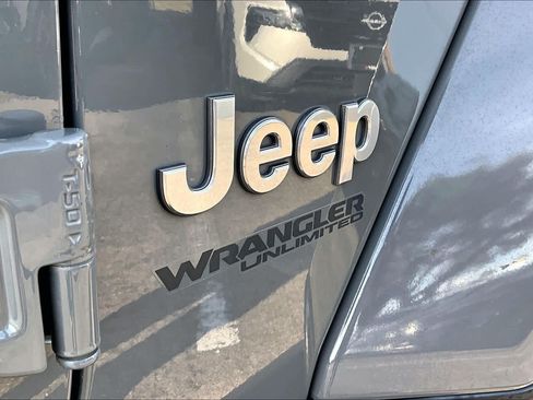 Used 2018 Jeep Wrangler Unlimited Sahara AWD/4WD image 10