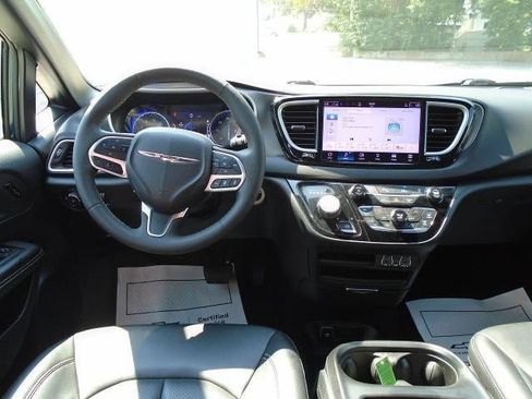 Used 2025 Chrysler Pacifica Select FWD image 19