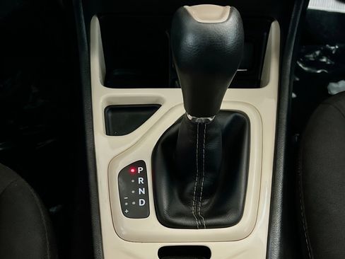 Used 2018 Jeep Cherokee Latitude w/ Altitude Package FWD image 12