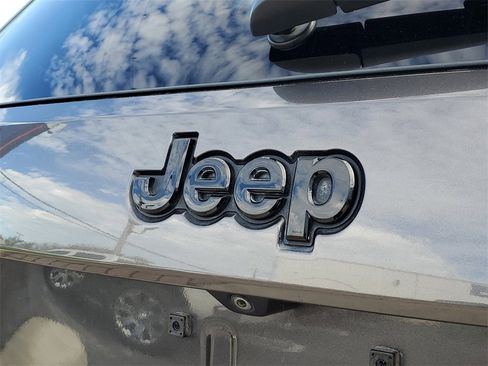 Used 2017 Jeep Grand Cherokee Altitude image 8