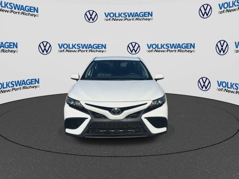 Used 2021 Toyota Camry SE FWD image 3