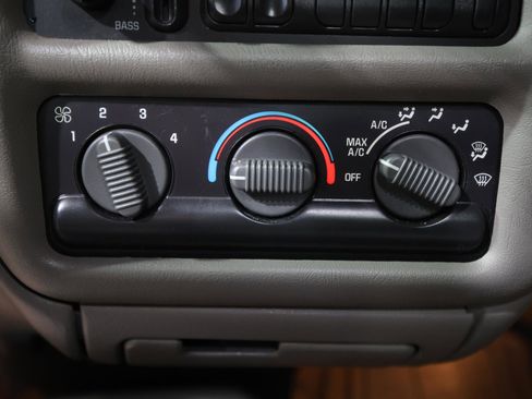 Used 2002 Chevrolet S10 Pickup 2WD Regular Cab image 19
