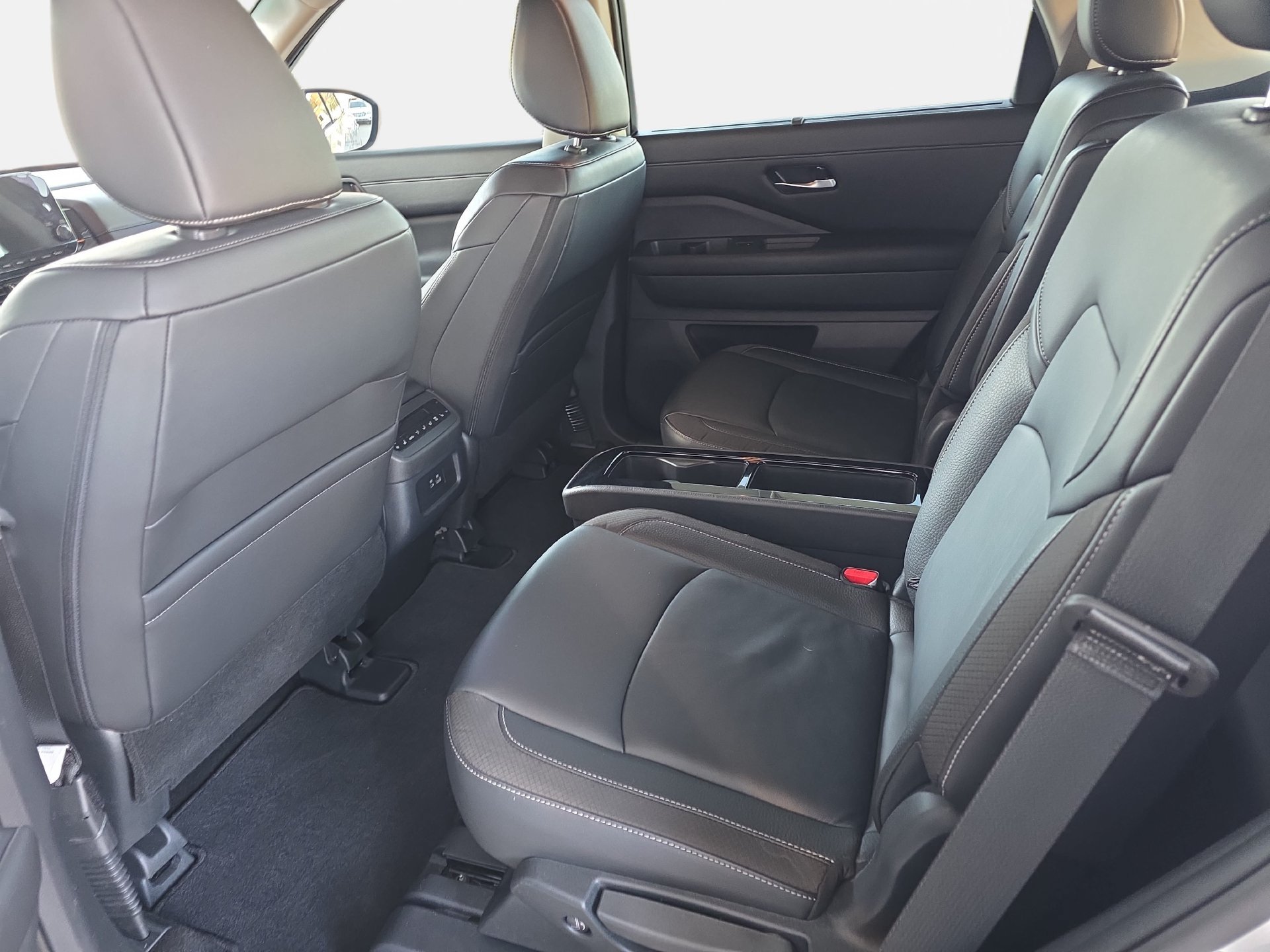 Used 2025 Nissan Pathfinder SL w/ SL Premium Package AWD/4WD image 14