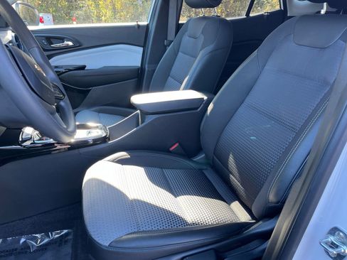 Used 2025 Chevrolet Trax LT image 32