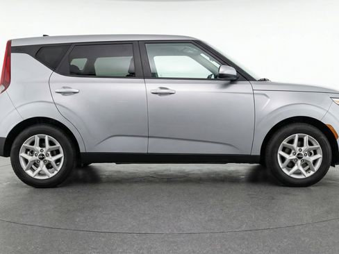 Used 2025 Kia Soul LX w/ LX Technology Package FWD image 11