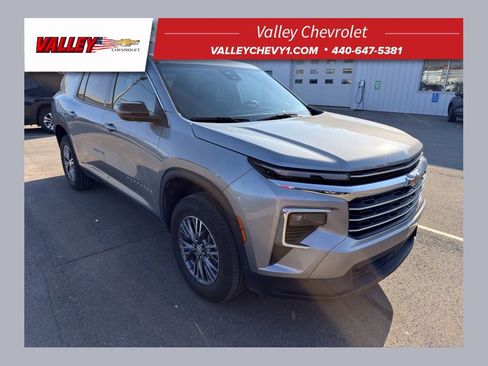 Used 2025 Chevrolet Traverse LT image 1