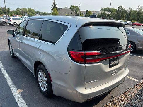Used 2023 Chrysler Pacifica Touring FWD image 5