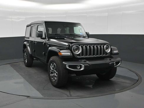 Used 2025 Jeep Wrangler Unlimited Sahara AWD/4WD image 3