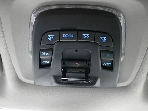 Used 2022 Toyota Corolla Cross XLE w/ Convenience Package image 32