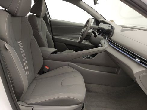 Used 2025 Hyundai Elantra SEL FWD image 21