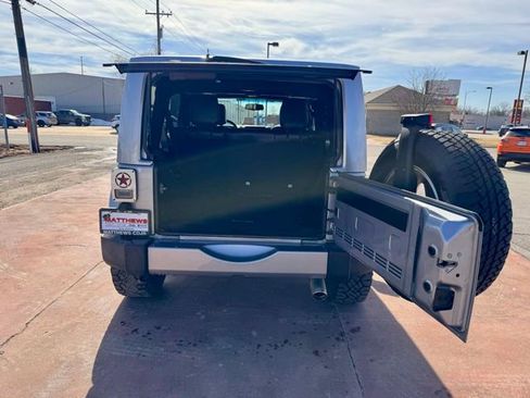 Used 2016 Jeep Wrangler Unlimited Sahara w/ Connectivity Group AWD/4WD image 7