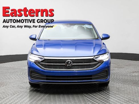 Used 2024 Volkswagen Jetta SE image 2