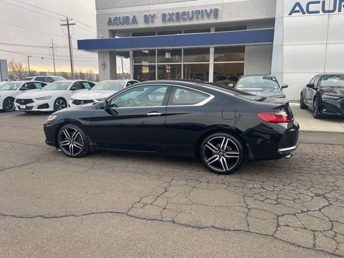 Used 2017 Honda Accord Touring image 5