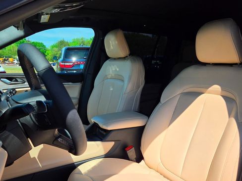 Used 2023 Jeep Grand Cherokee 4WD 4xe image 27