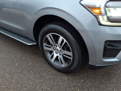 Certified 2023 Ford Expedition Max XLT image 5