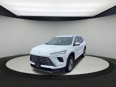 Used 2025 Buick Enclave Preferred image 4