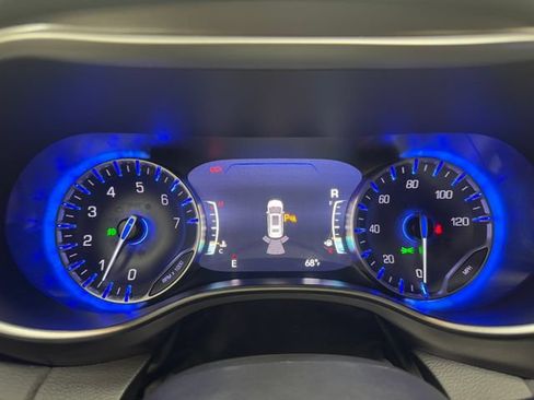 Used 2024 Chrysler Pacifica Touring-L FWD image 24