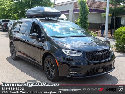 New 2025 Chrysler Pacifica Select w/ Fav Edition Package