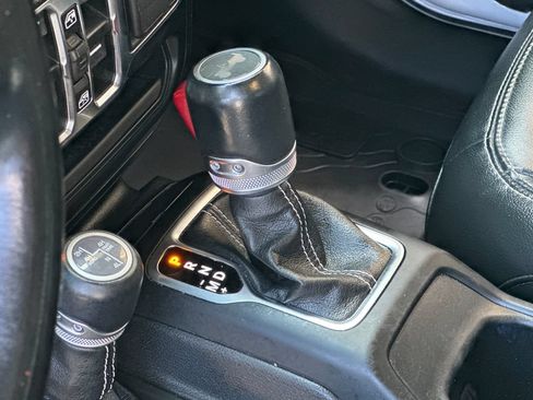Used 2022 Jeep Wrangler Unlimited Sahara AWD/4WD image 19