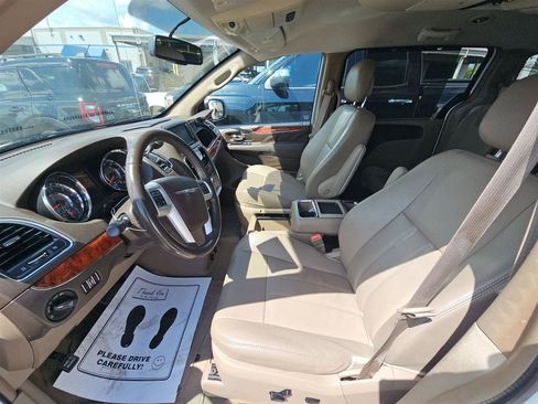 Used 2014 Chrysler Town & Country Touring FWD image 13