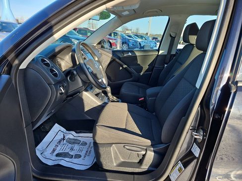 Used 2017 Volkswagen Tiguan S image 9