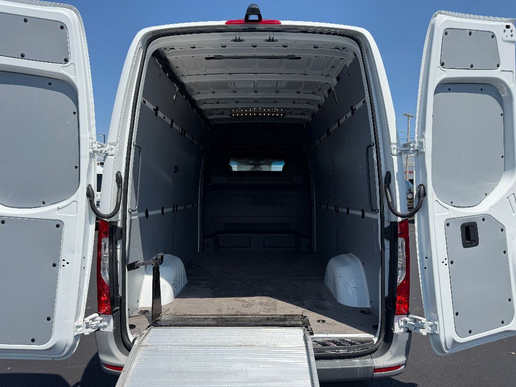 Used 2024 Mercedes-Benz Sprinter 2500 image 2