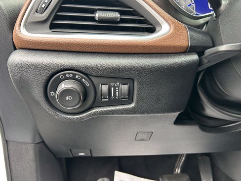 Used 2017 Chrysler Pacifica Limited w/ Advanced Safetytec Group FWD image 37