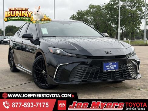 Used 2025 Toyota Camry SE w/ Convenience Package FWD image 1