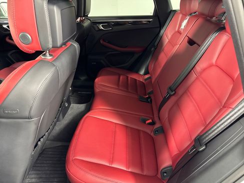 Certified 2025 Porsche Macan image 15