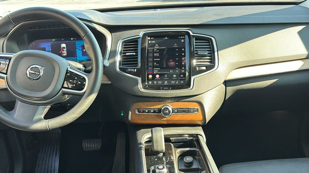 Certified 2025 Volvo XC90 T8 Plus AWD/4WD image 6