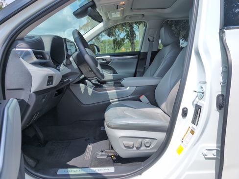 Used 2023 Toyota Highlander Limited FWD image 16