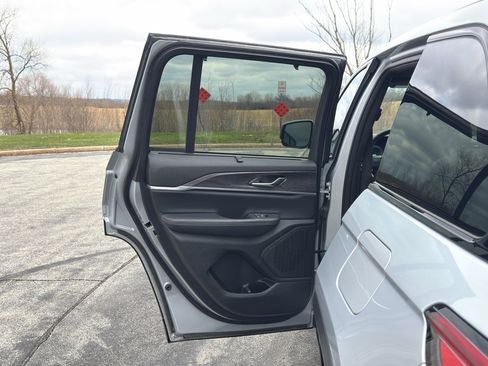 Used 2024 Jeep Grand Cherokee Limited w/ Luxury Tech Group II image 36