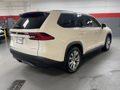Used 2024 Toyota Grand Highlander Limited image 11