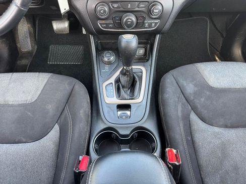 Used 2014 Jeep Cherokee Latitude AWD/4WD image 12