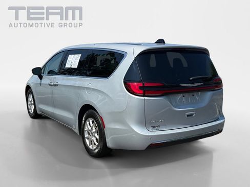 Used 2024 Chrysler Pacifica Touring-L FWD image 5