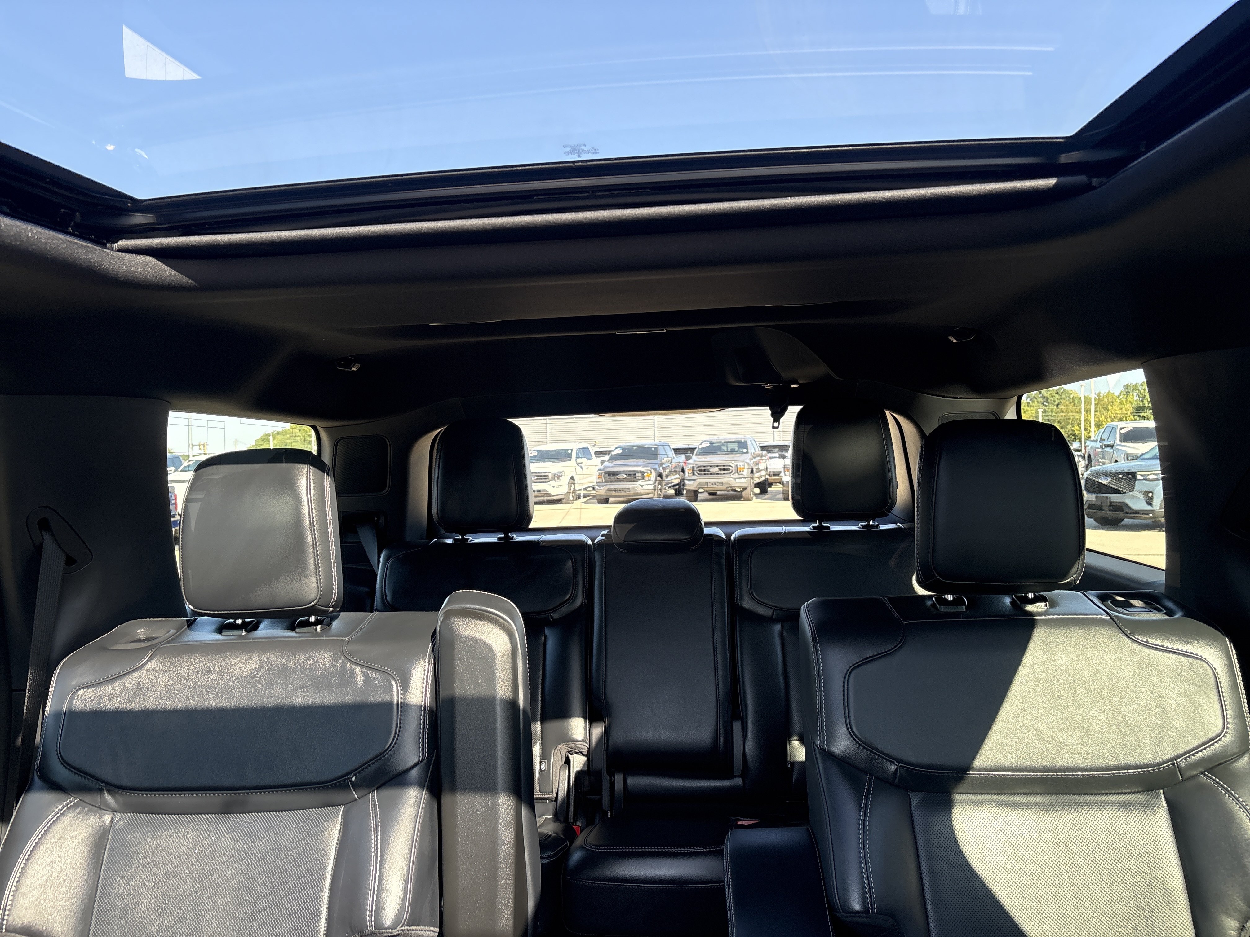 Used 2025 Ford Expedition Platinum w/ Stealth Appearance Package AWD/4WD image 19