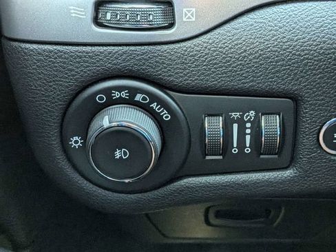 Used 2020 Jeep Cherokee Limited FWD image 25