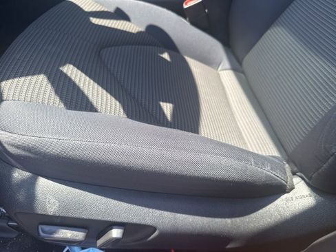Used 2023 Toyota Highlander LE FWD image 9