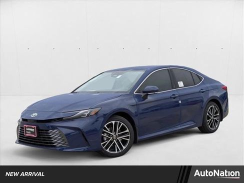 Used 2025 Toyota Camry XLE image 1