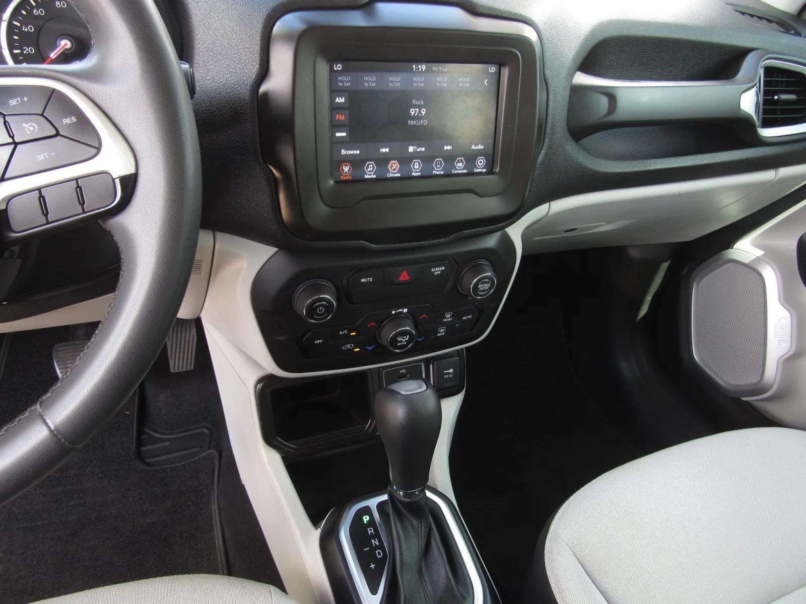 Used 2020 Jeep Renegade Latitude FWD image 17